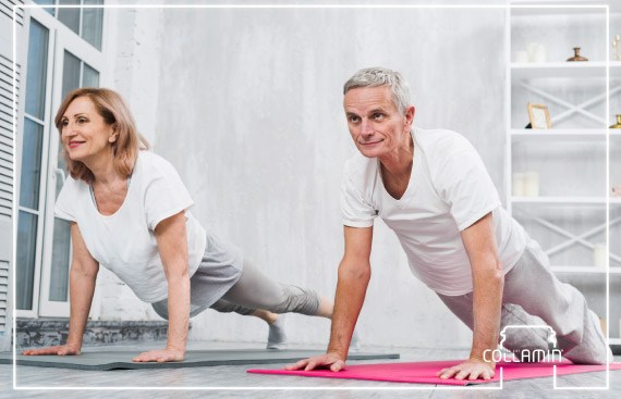 zwei Menschen machen Yoga